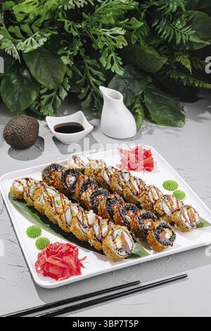 Food, Un plateau magnifiquement agencé présente un assortiment de rouleaux de sushi, aux textures croustillantes et aux couleurs vives Banque D'Images