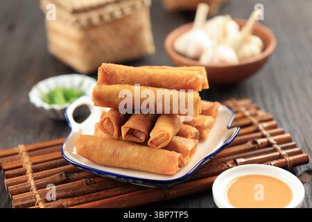 Deep Fried Indonesian vermicelli Glass Noodle Spring Roll ou Karoket Risol Bihun pour Ramadan Takjil Banque D'Images