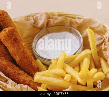 Nourriture, nuggets de poulet frits avec frites Banque D'Images