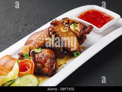 Nourriture, poulet frit avec sauce aigre-douce aux légumes Banque D'Images