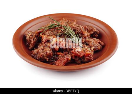 Nourriture, ragoût de bœuf aromatique avec viande tendre et légumes, assaisonné au romarin, servi sur une assiette d'argile rustique Banque D'Images
