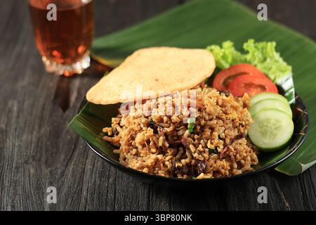 Nasi Goreng Rendang avec des craquelins de crevettes, Rendang est un ragoût traditionnel de bœuf Melayu Minang Banque D'Images