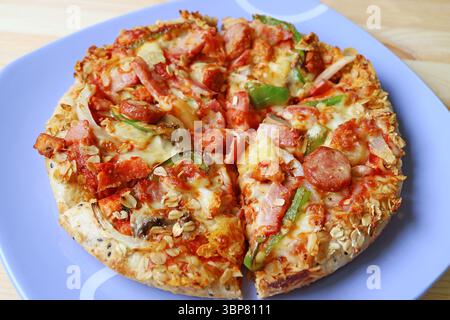 Assiette de saucisse italienne savoureuse avec Mix Vegetables Pizza sur table en bois Banque D'Images