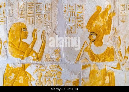 Tombeau de Maia et Meryt à Saqqara : Maya et sa femme Meryt rendent hommage aux divinités Osiris et Neptys (détail) Banque D'Images