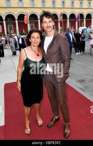 abb Gabriele Fitz und Florian David Fitz Mutter Sohn Schauspieler zu Gast auf dem Roten Teppich beim Freiluft Konzert Oper für Alle in der Bayerische Staatsoper im Rahmen von BMW x Oper für Alle Am 06.Juli 2025 in Muenchen Bayern Deutschland *** abb Gabriele Fitz et Florian David Fitz acteurs-fils-mères invités sur le tapis rouge à l'Opéra en plein air pour toute la partie de l'Opéra de l'Opéra de l'Opéra bavarois en juillet 2006, pour l'Opéra de l'Opéra de Bavière 2025 à Munich Bavière Allemagne Banque D'Images