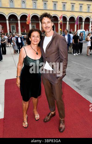 abb Gabriele Fitz und Florian David Fitz Mutter Sohn Schauspieler zu Gast auf dem Roten Teppich beim Freiluft Konzert Oper für Alle in der Bayerische Staatsoper im Rahmen von BMW x Oper für Alle Am 06.Juli 2025 in Muenchen Bayern Deutschland *** abb Gabriele Fitz et Florian David Fitz acteurs-fils-mères invités sur le tapis rouge à l'Opéra en plein air pour toute la partie de l'Opéra de l'Opéra de l'Opéra bavarois en juillet 2006, pour l'Opéra de l'Opéra de Bavière 2025 à Munich Bavière Allemagne Banque D'Images