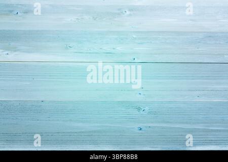 La conception plate montre un plateau de table en bois bleu-vert pâle avec des planches horizontales et des motifs de grain Banque D'Images