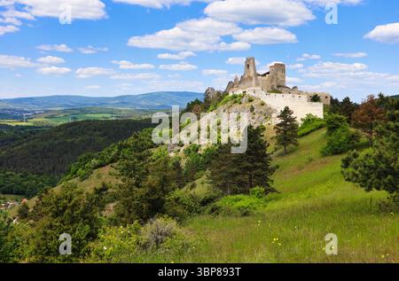 Ruine du château de Cachtice, point de repère de la Slovaquie Banque D'Images