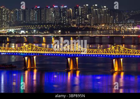 Ponts de Séoul sur la rivière Han la nuit Banque D'Images