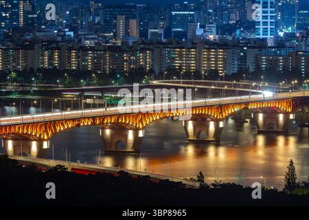 Pont Nightscape au-dessus de la rivière Han à Séoul Banque D'Images