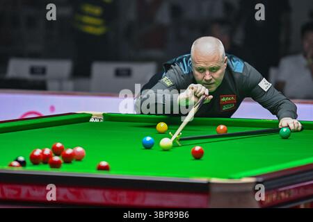 John Higgins en action pendant le match. Emeishan, China.6th juillet 2025. Le joueur de snooker chinois Xiao Guodong a battu l'écossais John Higgins 5-2 au China·Mount Emei ASFC Snooker Star Invitational dans la province du Sichuan, dans le sud-ouest de la Chine, le 6 juillet 2025. Crédit : Liu Zhongjun/China News Service/Alamy Live News Banque D'Images