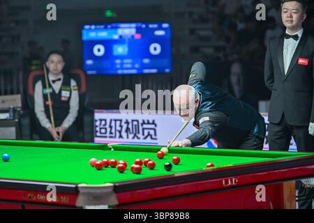 John Higgins en action pendant le match. Emeishan, China.6th juillet 2025. Le joueur de snooker chinois Xiao Guodong a battu l'écossais John Higgins 5-2 au China·Mount Emei ASFC Snooker Star Invitational dans la province du Sichuan, dans le sud-ouest de la Chine, le 6 juillet 2025. Crédit : Liu Zhongjun/China News Service/Alamy Live News Banque D'Images