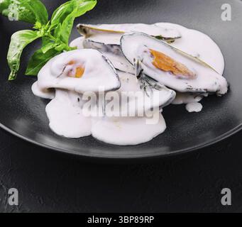 Nourriture, moules dans une sauce crémeuse au fromage bleu et basilic Banque D'Images
