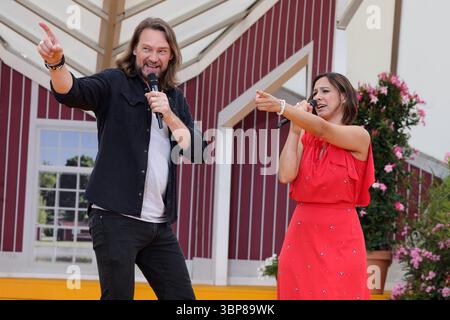 Immer wieder sonntags, Folge 4 Oliver Thomas und Irene di Turi. ARD-Unterhaltungsshow Immer Wieder sonntags. TV-Aufzeichnung und Live-Übertragung vom 06.07.2025 aus dem Wasserpark Rulantica, Rust. Baden-Württemberg, Deutschland. *** Immer wieder sonntags, épisode 4 Oliver Thomas et Irene di Turi ARD spectacle de divertissement Immer wieder sonntags enregistrement TV et diffusion en direct du 06 07 2025 depuis le parc aquatique Rulantica, Rust Baden Württemberg, Allemagne Banque D'Images