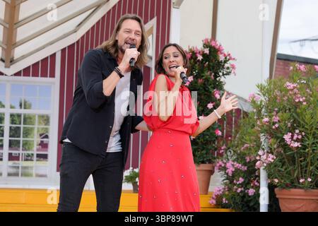 Immer wieder sonntags, Folge 4 Oliver Thomas und Irene di Turi. ARD-Unterhaltungsshow Immer Wieder sonntags. TV-Aufzeichnung und Live-Übertragung vom 06.07.2025 aus dem Wasserpark Rulantica, Rust. Baden-Württemberg, Deutschland. *** Immer wieder sonntags, épisode 4 Oliver Thomas et Irene di Turi ARD spectacle de divertissement Immer wieder sonntags enregistrement TV et diffusion en direct du 06 07 2025 depuis le parc aquatique Rulantica, Rust Baden Württemberg, Allemagne Banque D'Images