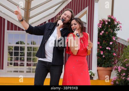 Immer wieder sonntags, Folge 4 Oliver Thomas und Irene di Turi. ARD-Unterhaltungsshow Immer Wieder sonntags. TV-Aufzeichnung und Live-Übertragung vom 06.07.2025 aus dem Wasserpark Rulantica, Rust. Baden-Württemberg, Deutschland. *** Immer wieder sonntags, épisode 4 Oliver Thomas et Irene di Turi ARD spectacle de divertissement Immer wieder sonntags enregistrement TV et diffusion en direct du 06 07 2025 depuis le parc aquatique Rulantica, Rust Baden Württemberg, Allemagne Banque D'Images