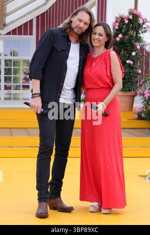 Immer wieder sonntags, Folge 4 Oliver Thomas und Irene di Turi. ARD-Unterhaltungsshow Immer Wieder sonntags. TV-Aufzeichnung und Live-Übertragung vom 06.07.2025 aus dem Wasserpark Rulantica, Rust. Baden-Württemberg, Deutschland. *** Immer wieder sonntags, épisode 4 Oliver Thomas et Irene di Turi ARD spectacle de divertissement Immer wieder sonntags enregistrement TV et diffusion en direct du 06 07 2025 depuis le parc aquatique Rulantica, Rust Baden Württemberg, Allemagne Banque D'Images