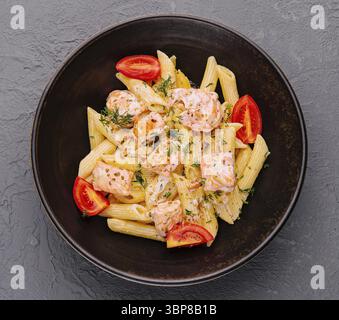 Nourriture, pâtes Penne carbonara avec saumon dans un bol Banque D'Images