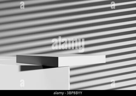 Podium rectangulaire blanc illuminé par un motif lumineux rayé créant des ombres sur fond blanc, parfait pour mettre en valeur les produits Banque D'Images