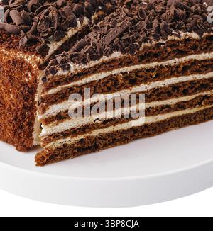 Nourriture, tranche décadente de gâteau au chocolat multicouche avec des copeaux de chocolat sur le dessus, isolé sur un fond blanc Banque D'Images
