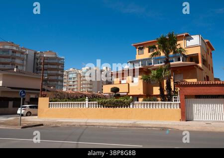 Peñíscola, villa sourronded par des appartements de tourisme de masse et des hôtels, Costa del Azahar, Castellón de la Plana, Valence, Espagne Banque D'Images