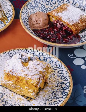 Nourriture, affichage dynamique de divers desserts servis avec des boules de crème glacée sur une table décorative Banque D'Images