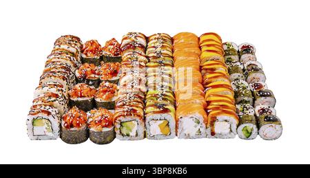 Nourriture, Un affichage vibrant de divers rouleaux de sushi est présenté sur un plateau. L'assortiment coloré présente des ingrédients frais et des garnitures uniques, inv Banque D'Images