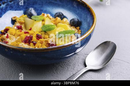 Nourriture, salade de fruits colorée avec garniture de menthe servie dans un élégant bol bleu Banque D'Images
