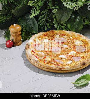 Nourriture, Une délicieuse pizza garnie de fromage et de jambon repose sur une simple surface grise. À proximité, un moulin à poivre et de petites tomates ajoutent à l'ambiance accueillante Banque D'Images