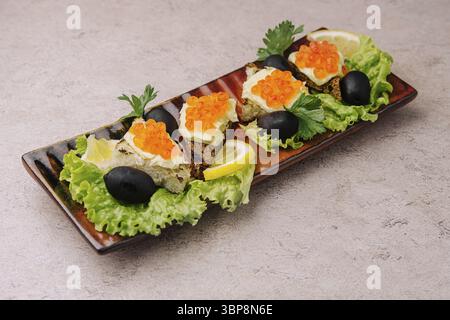 Nourriture, bruschetta avec caviar rouge sur une assiette Banque D'Images