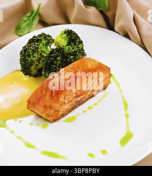 Nourriture, steak de filet de saumon grillé avec brocoli Banque D'Images