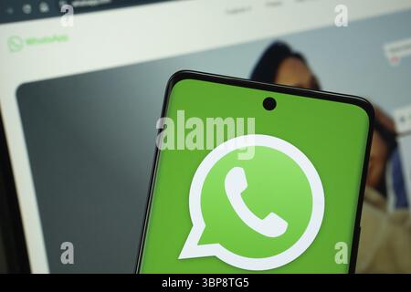 Dhaka, Bangladesh - 04 juillet 2025 : le logo de WhatsApp est affiché sur un écran de smartphone, et le site Web est visible sur un écran d'ordinateur dans Banque D'Images