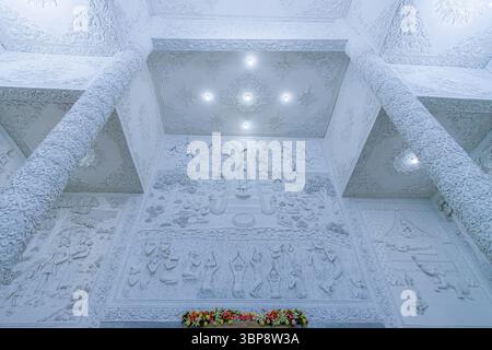 CHIANG, RAI, THAÏLANDE - 10 MAI 2019 : vue détaillée du plafond richement décoré et des piliers blancs à l'intérieur de la salle d'ordination de Wat Huai Pla Kan Banque D'Images