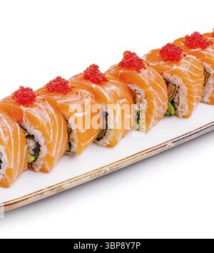 Nourriture, Un plateau magnifiquement arrangé présente divers rouleaux de sushi surmontés de saumon frais et d'œufs d'un rouge vif. La présentation élégante met en valeur le Banque D'Images