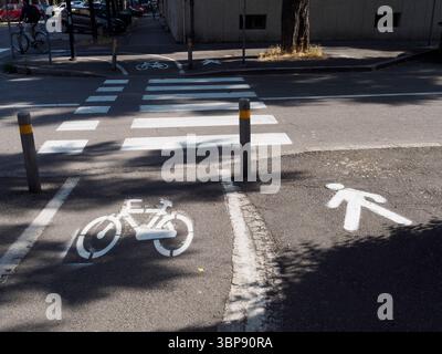 Bologne, Italie 3 juillet 2025 marquages routiers urbains indiquant le chemin piétonnier et la piste cyclable, partageant la surface de la rue de Bologne, soulignant Banque D'Images