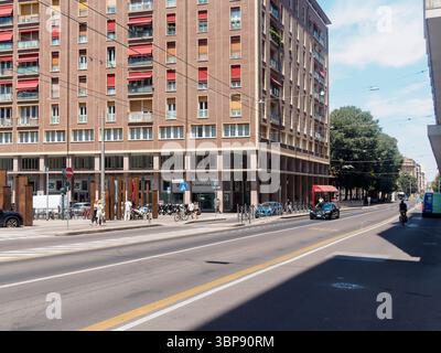 Bologne, Italie 3 juillet 2025 paysage urbain révélant l'harmonie architecturale de Bologne, mêlant flux piétonnier, pistes cyclables et déplacements de véhicules Banque D'Images