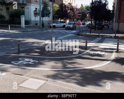 Bologne, Italie 3 juillet 2025 croisement de voies cyclables intersection protégée près de la route urbaine à Bologne, mettant en évidence la sécurité des cyclistes et le tran durable Banque D'Images