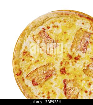 Nourriture, Une pizza à croûte mince fraîchement cuite met en valeur du fromage fondu et de généreuses tranches de jambon. La croûte dorée et les garnitures salées en font une invitation Banque D'Images