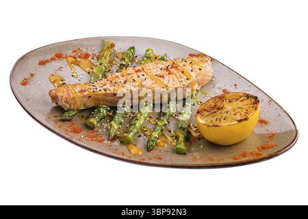 Nourriture, saumon grillé avec asperges et citron Banque D'Images