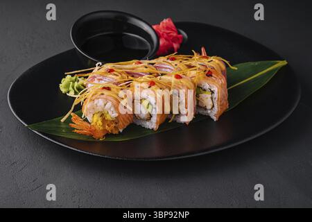 Nourriture, pain de sushi avec saumon et tempura de crevettes Banque D'Images