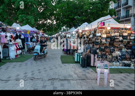 La scène du marché nocturne tôt à Vientiane, la capitale du Laos en Asie du Sud-est. Vientiane a un marché nocturne florissant appelé le Vientian Banque D'Images