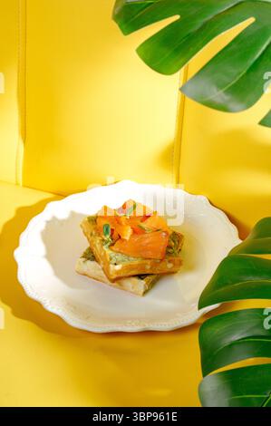 Gaufre belge au pesto et poisson rouge Banque D'Images