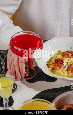 oeufs brouillés au bacon et cocktail sur fond jaune Banque D'Images