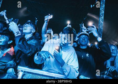 Roskilde, Danemark. 05th, Juli 2025. Les amateurs de concert vus lors d'un concert live avec le rappeur américain BigXthaPlug au festival de musique danois Roskilde Festival 2025 à Roskilde. Banque D'Images