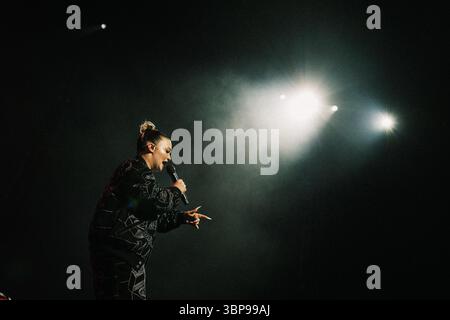 Roskilde, Danemark. 05th, Juli 2025. La chanteuse et compositrice anglaise Lola Young donne un concert lors du festival de musique danois Roskilde Festival 2025 à Roskilde. Banque D'Images
