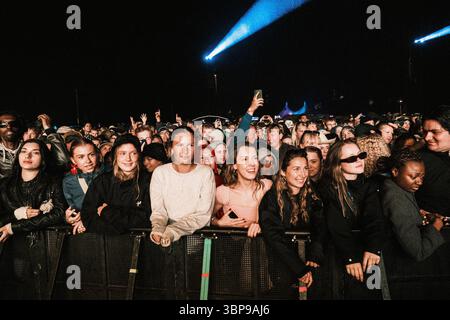 Roskilde, Danemark. 05th, Juli 2025. Les festivaliers vus lors d'un concert live avec la chanteuse sud-africaine Tyla au festival de musique danois Roskilde Festival 2025 à Roskilde. Banque D'Images