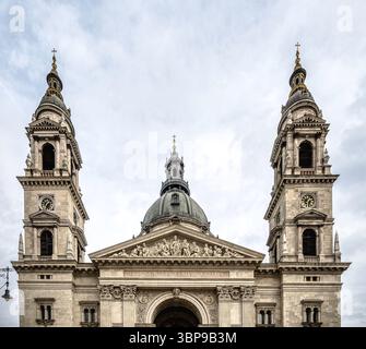 Le thympanon et les tours jumelles de la basilique d’Étienne à Budapest, église néoclassique, Hongrie, mars 2025 Banque D'Images