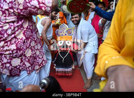NOIDA, INDE - 6 JUILLET : des dévots tirent le char transportant Lord Jagannath, son frère Balabhadra et sa sœur Subhadra parmi les personnes rassemblées lors de la procession de Jagannath Rath Yatra, dans le secteur 34, le 6 juillet 2025 à Noida, Inde. Jagannath Rath Yatra, également connu sous le nom de Festival chariot ou Shree Gundicha Yatra, est un festival hindou majeur célébré chaque année dans la ville côtière. Le célèbre festival, généralement célébré en juin-juillet, commence lorsque Lord Jagannath et ses deux frères et sœurs - le frère aîné Lord Balabhadra et la sœur cadette Devi Subhadra sont prêts à donner le darshan au public dans le chariot Banque D'Images