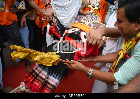 NOIDA, INDE - 6 JUILLET : des dévots tirent le char transportant Lord Jagannath, son frère Balabhadra et sa sœur Subhadra parmi les personnes rassemblées lors de la procession de Jagannath Rath Yatra, dans le secteur 34, le 6 juillet 2025 à Noida, Inde. Jagannath Rath Yatra, également connu sous le nom de Festival chariot ou Shree Gundicha Yatra, est un festival hindou majeur célébré chaque année dans la ville côtière. Le célèbre festival, généralement célébré en juin-juillet, commence lorsque Lord Jagannath et ses deux frères et sœurs - le frère aîné Lord Balabhadra et la sœur cadette Devi Subhadra sont prêts à donner le darshan au public dans le chariot Banque D'Images