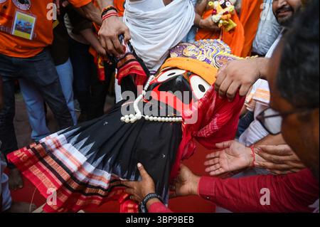 NOIDA, INDE - 6 JUILLET : des dévots tirent le char transportant Lord Jagannath, son frère Balabhadra et sa sœur Subhadra parmi les personnes rassemblées lors de la procession de Jagannath Rath Yatra, dans le secteur 34, le 6 juillet 2025 à Noida, Inde. Jagannath Rath Yatra, également connu sous le nom de Festival chariot ou Shree Gundicha Yatra, est un festival hindou majeur célébré chaque année dans la ville côtière. Le célèbre festival, généralement célébré en juin-juillet, commence lorsque Lord Jagannath et ses deux frères et sœurs - le frère aîné Lord Balabhadra et la sœur cadette Devi Subhadra sont prêts à donner le darshan au public dans le chariot Banque D'Images